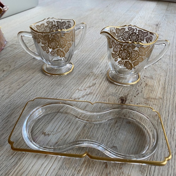 Silver City Queens Rose creamer and sugar bowl with tray - Picture 2 of 2